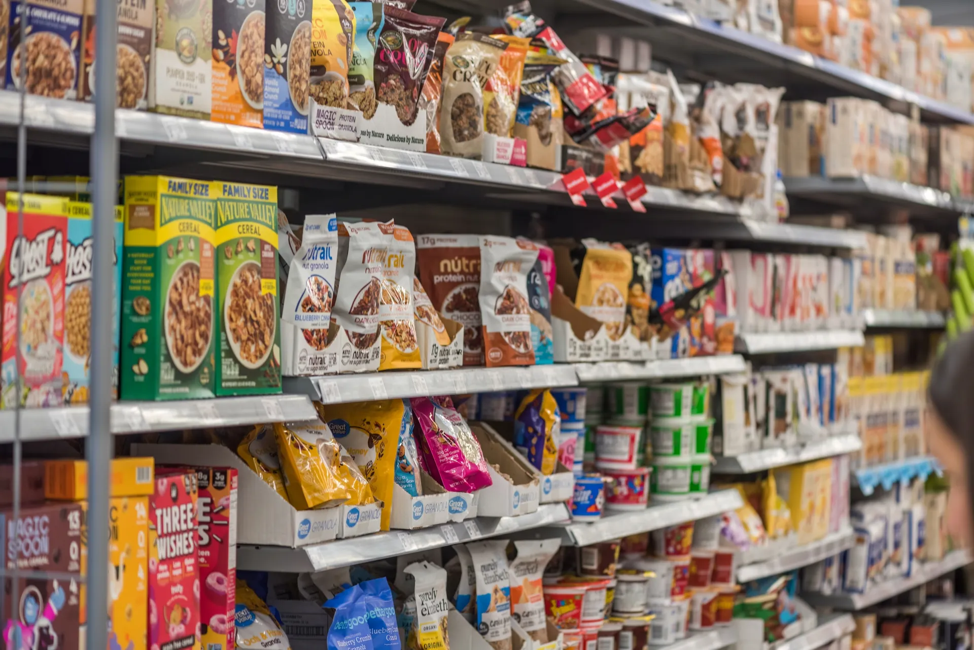 regál obchodu plný potravín